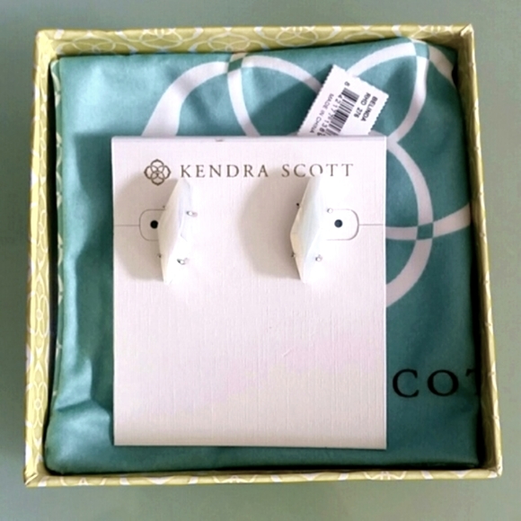 Kendra Scott Belinda Stud Earrings Iridescent White Agate NWT - Picture 2 of 3